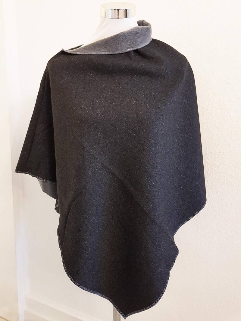 Poncho Aus Wintersweat in Dunkelgrau Uni von SchenkenoderBehalten