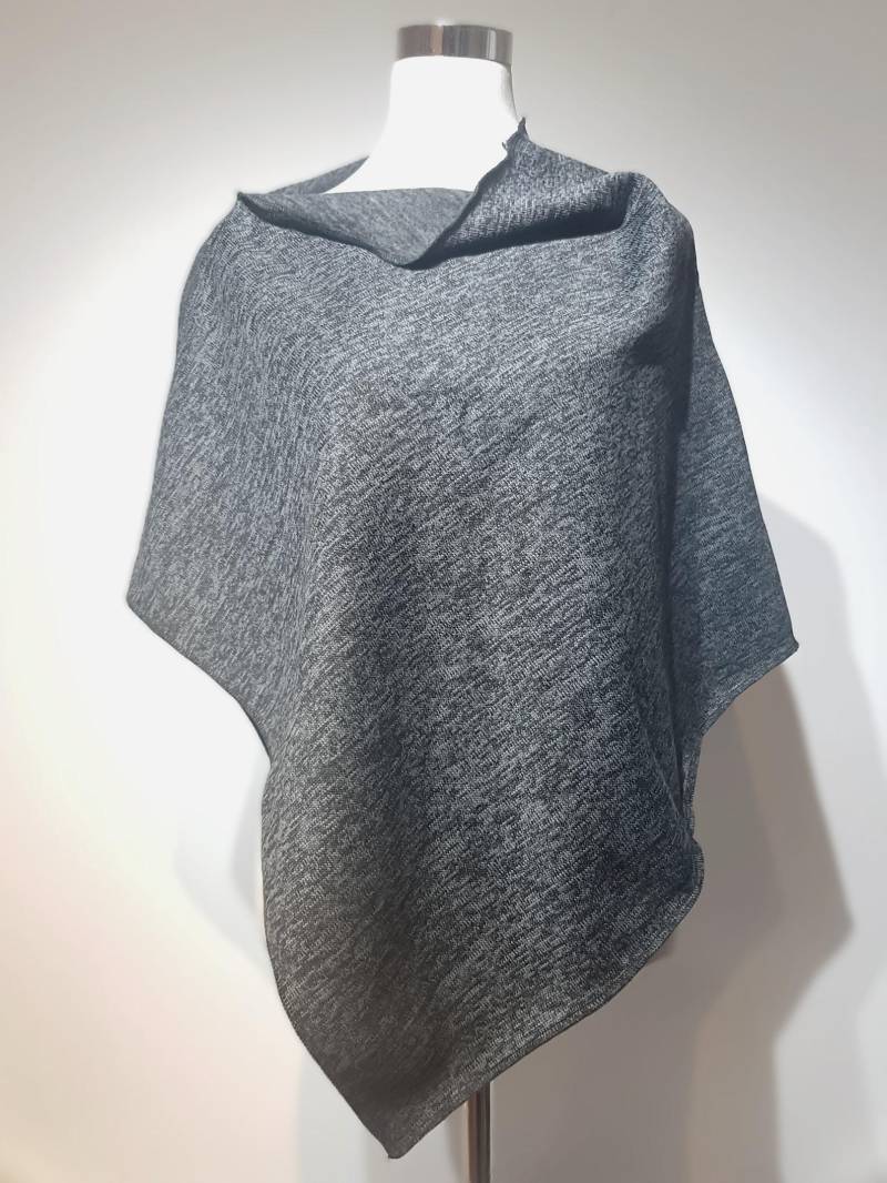 Poncho Aus Wintersweat in Grau Meliert von SchenkenoderBehalten