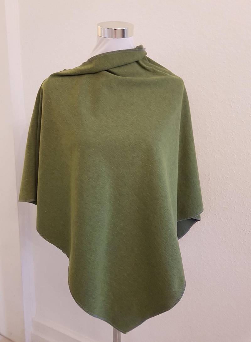Poncho Aus Wintersweat in Grün Uni von SchenkenoderBehalten