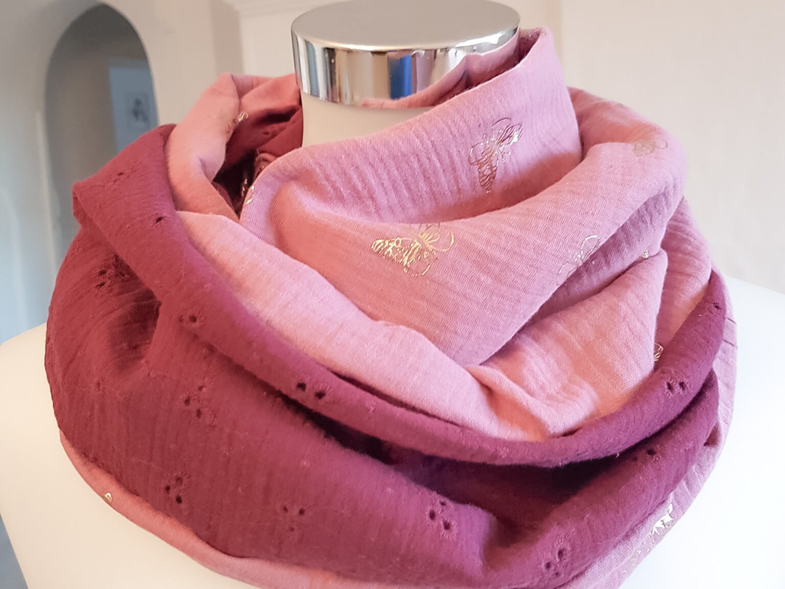 Schal Für Den Frühling in Rot Und Rosa Mit Schmetterlingen von SchenkenoderBehalten