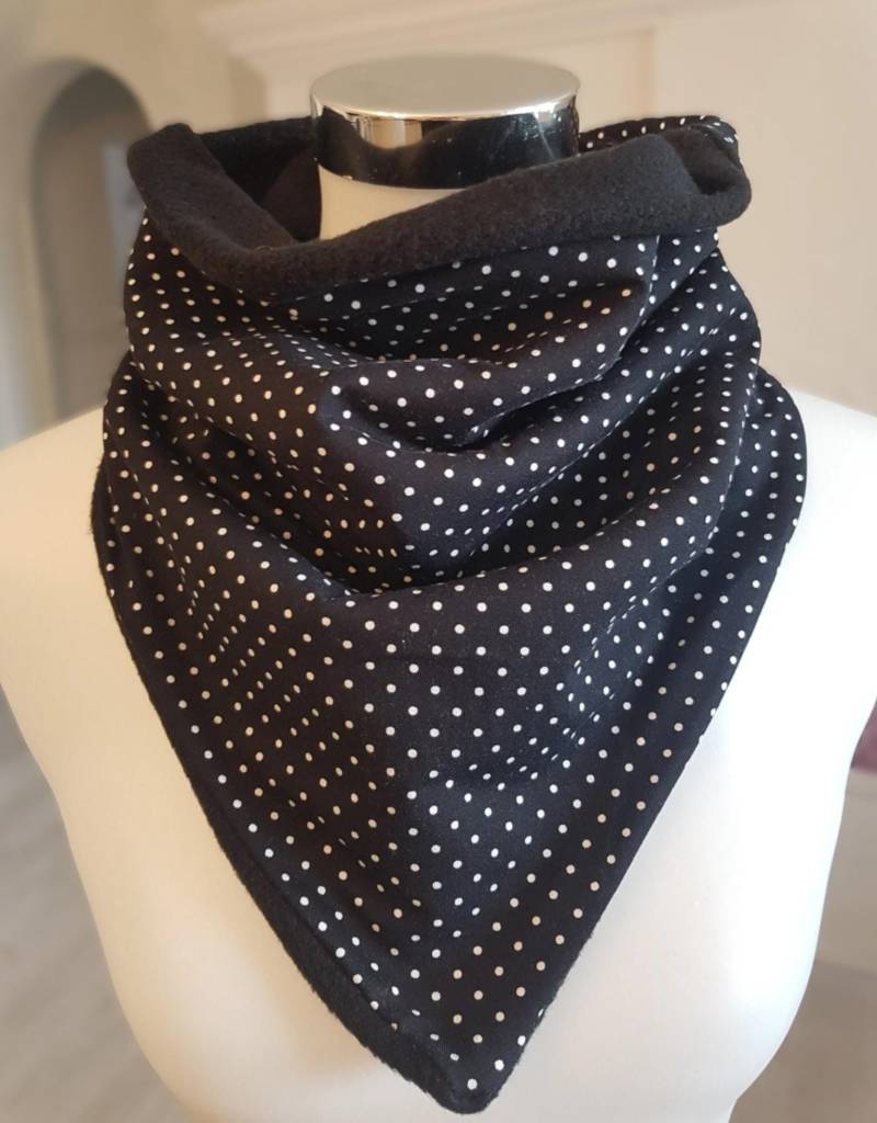 Schlupfschal Aus Fleece Und Alpenfleece in Schwarz Mit Punkten von SchenkenoderBehalten