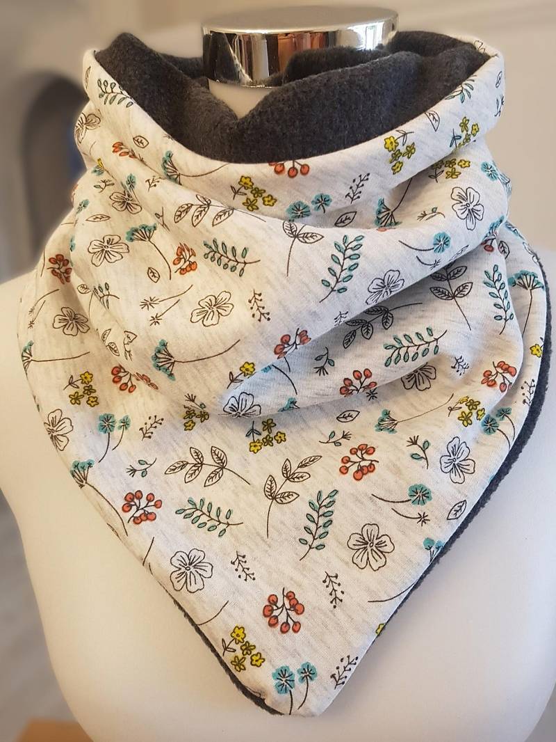 Schlupfschal Aus Fleece Und Baumwolljersey in Hellgrau Mit Buntem Blumen-Muster von SchenkenoderBehalten