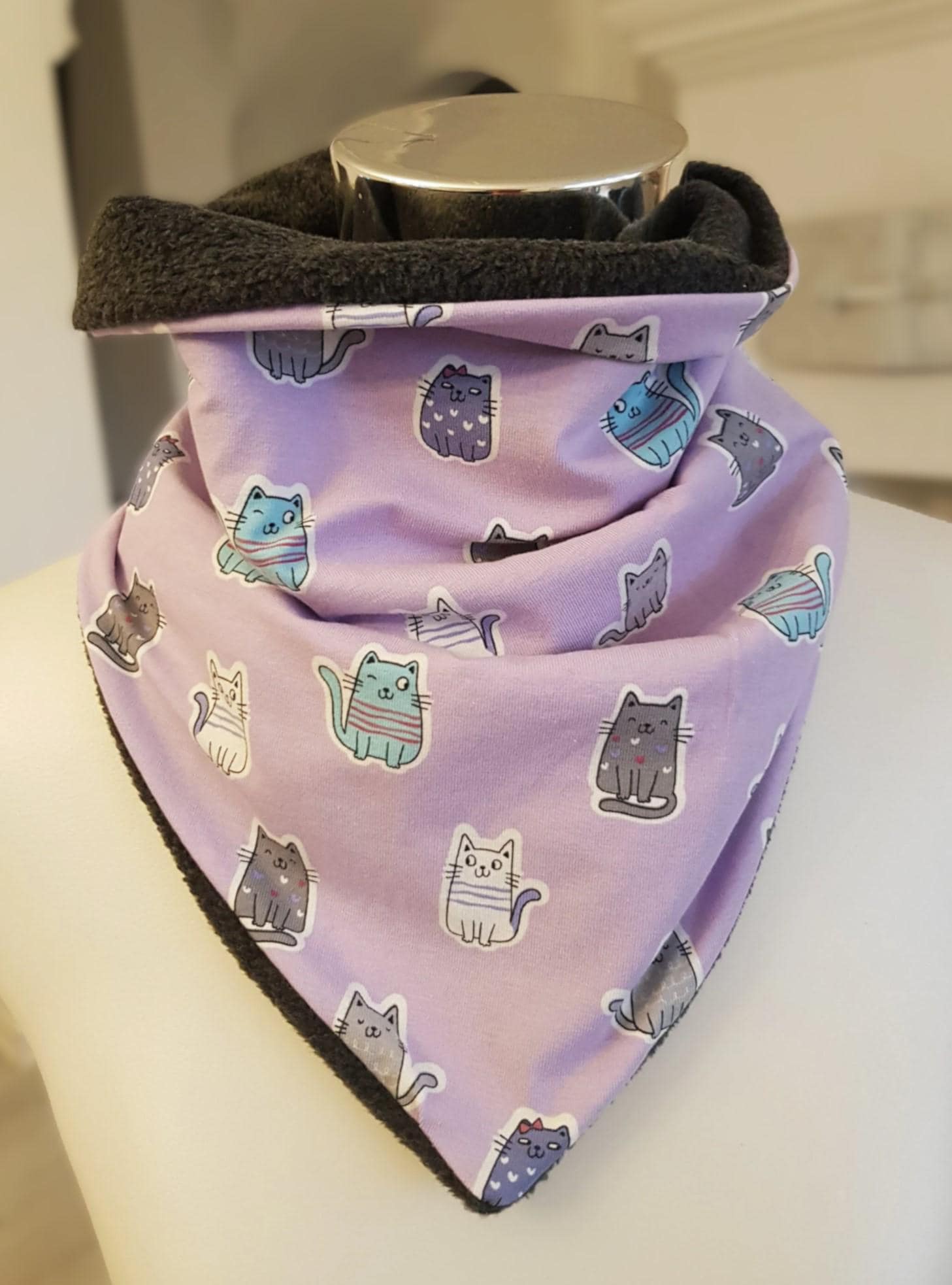 Schlupfschal Aus Fleece Und Baumwolljersey in Lila Mit Katzen Für Kinder von SchenkenoderBehalten