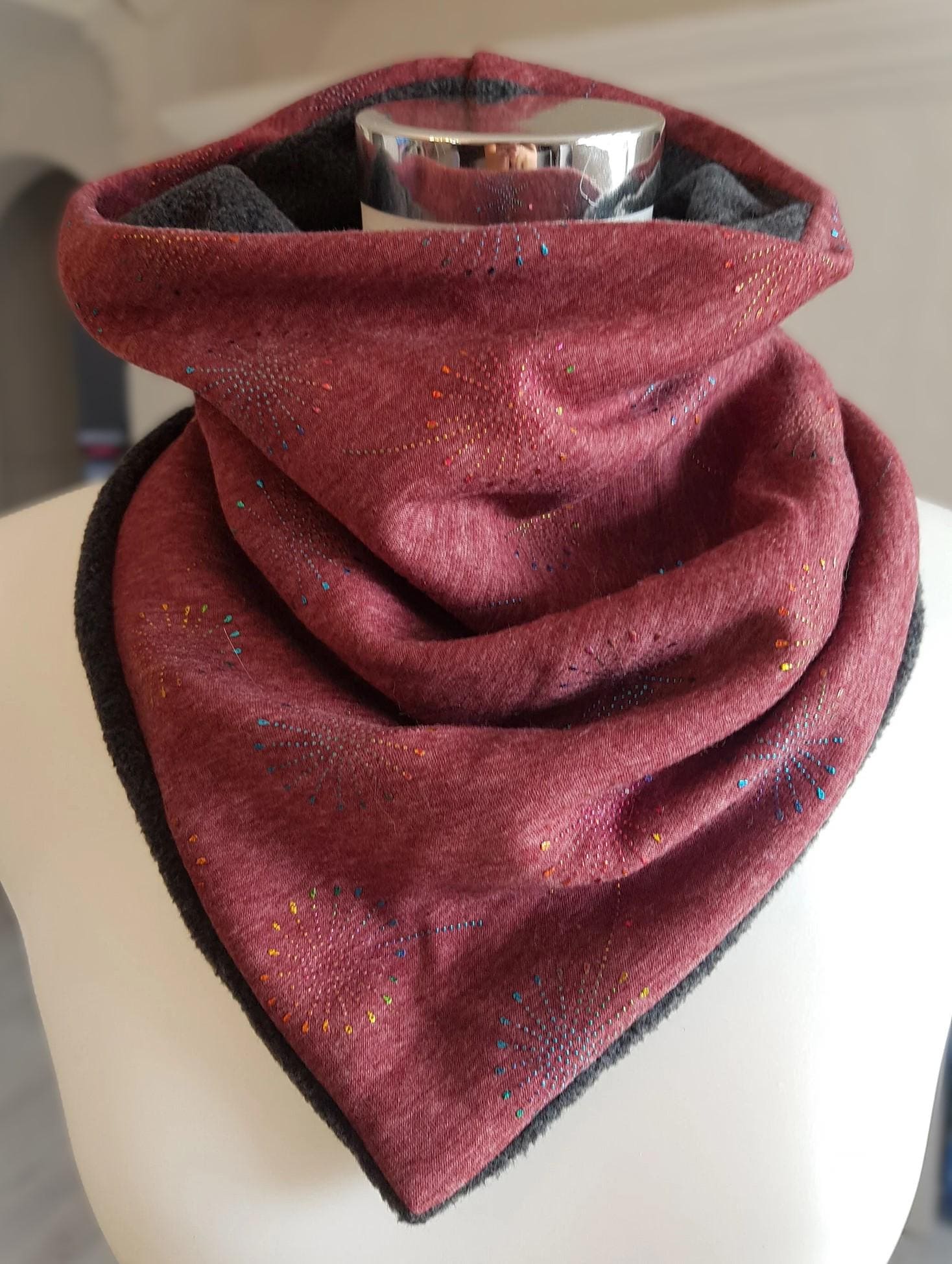 Schlupfschal Aus Fleece Und Baumwolljersey in Rot Mit Bunten Pusteblumen von SchenkenoderBehalten