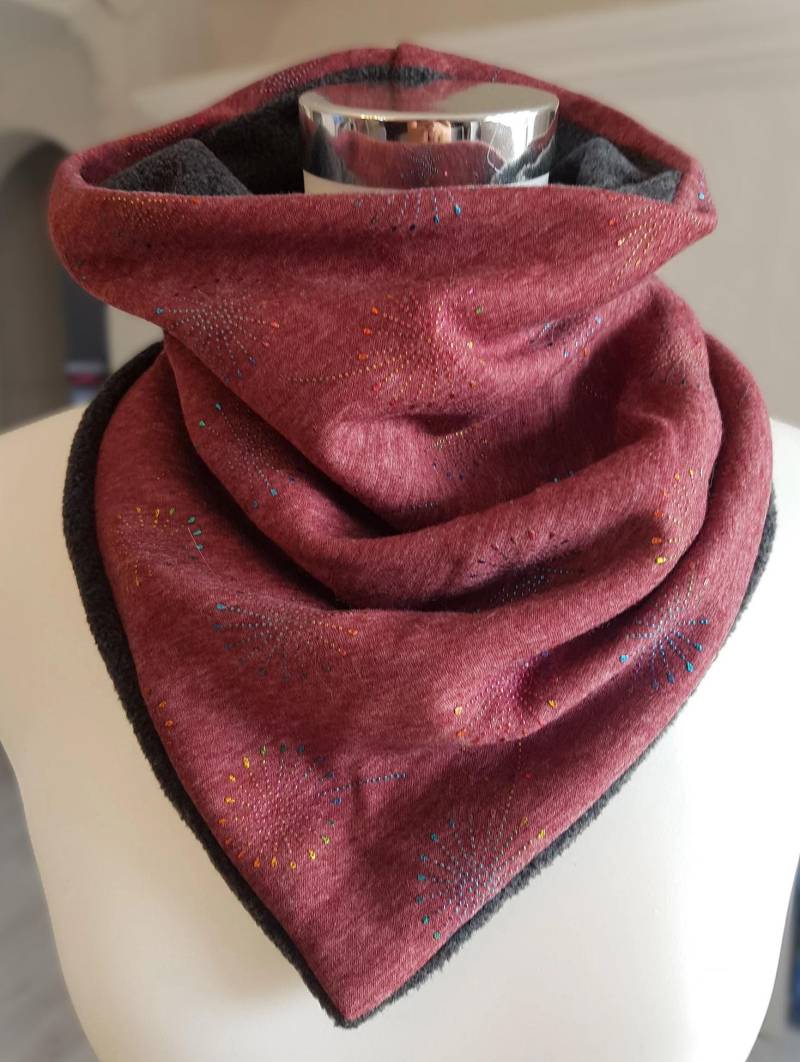 Schlupfschal Aus Fleece Und Baumwolljersey in Rot Mit Bunten Pusteblumen von SchenkenoderBehalten