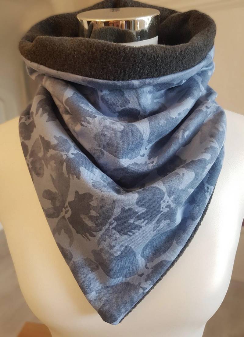 Schlupfschal Aus Fleece Und Baumwolljersey in Schwarz Mit Blauem Muster von SchenkenoderBehalten