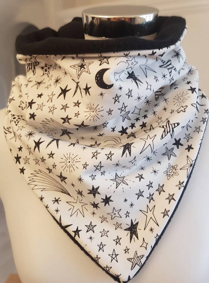 Schlupfschal Aus Fleece Und Baumwolljersey in Weiß Mit Schwarzen Sternen von SchenkenoderBehalten