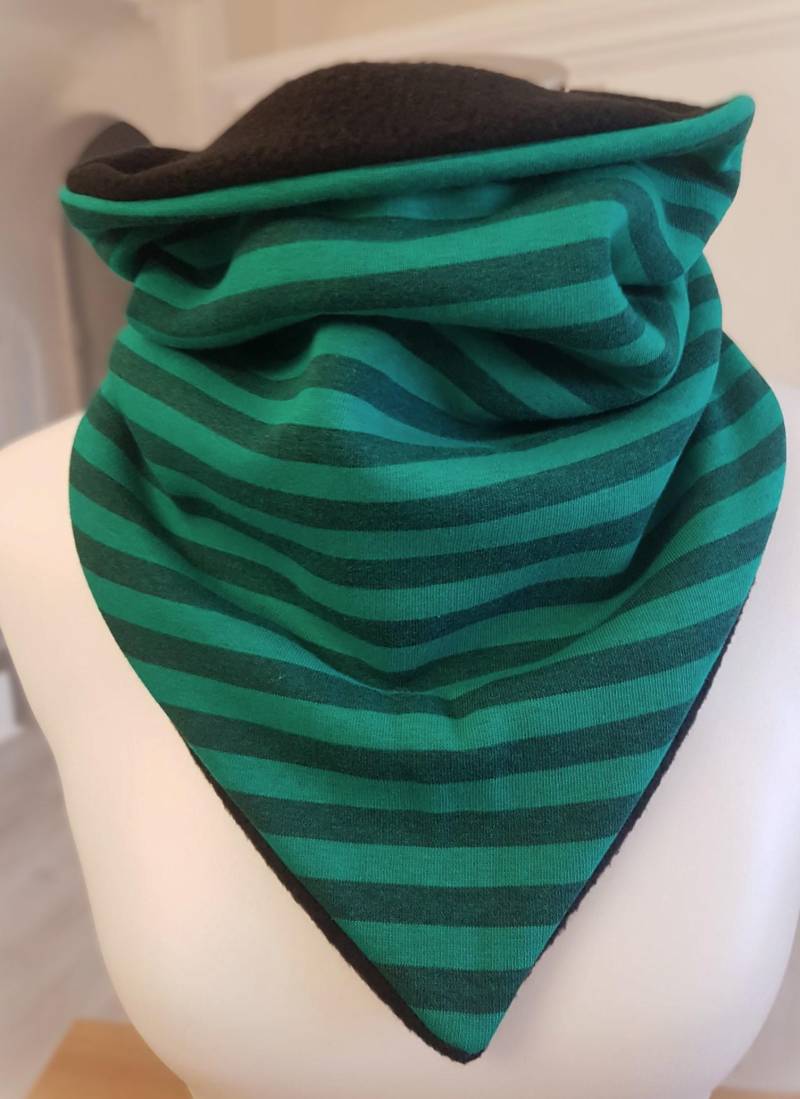 Schlupfschal Aus Fleece Und Wintersweat in Grün Mit Streifen von SchenkenoderBehalten
