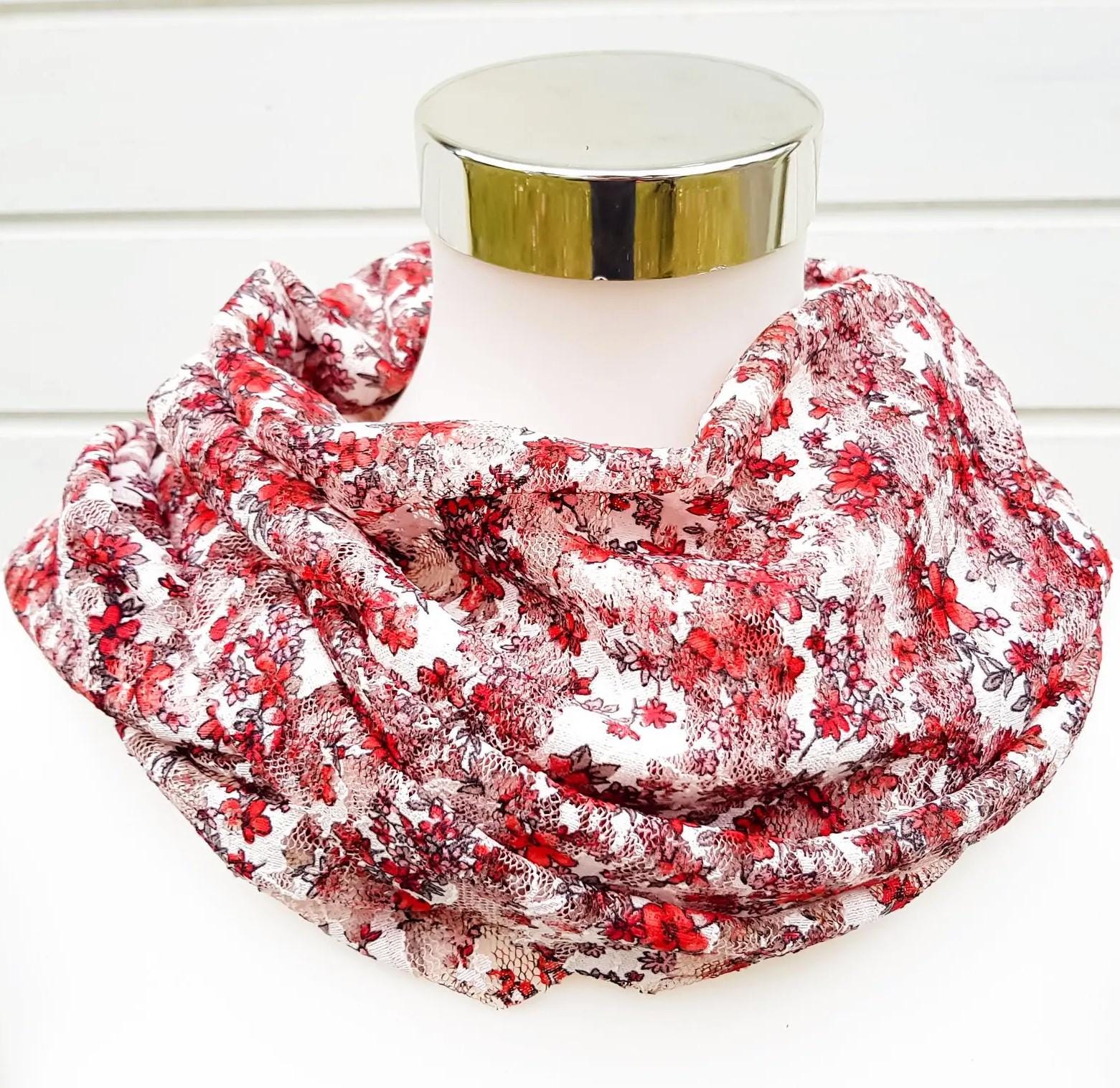 Sommerloop Aus Netzstoff, Mesh in Rot Und Weiß Mit Blumen Sommerloop Aus Netzstoff, Mesh in Rot Und Weiß Mit Blumen von SchenkenoderBehalten