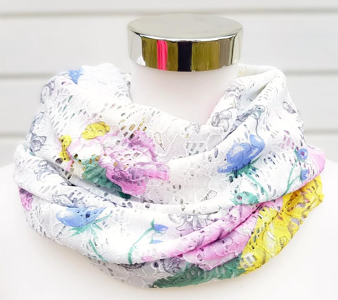 Sommerloop Aus Netzstoff, Mesh in Weiß Mit Blumen Sommerloop Aus Netzstoff, Mesh in Weiß Mit Blumen von SchenkenoderBehalten