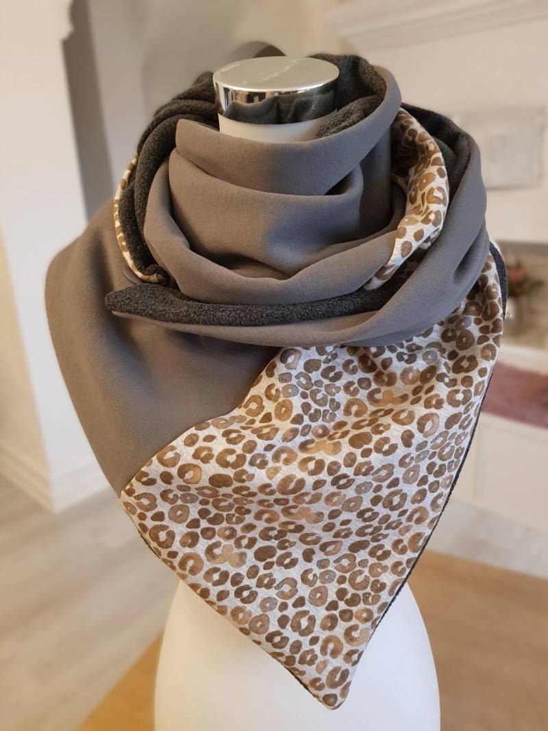 Wickelschal Aus Fleece Und Sweat in Grau Mit Leo-Muster von SchenkenoderBehalten