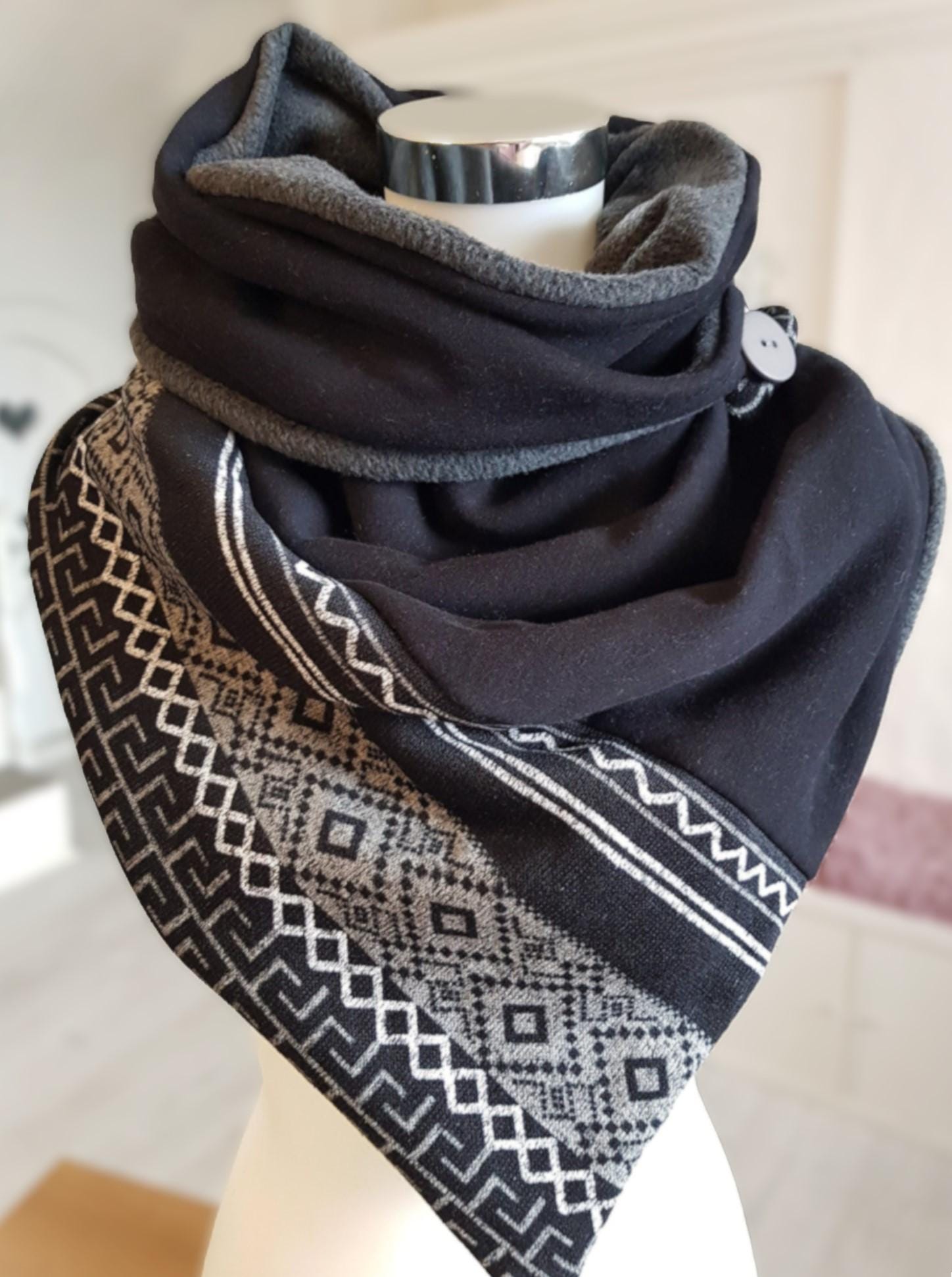 Wickelschal Aus Fleece Und Sweat in Schwarz Weiß von SchenkenoderBehalten