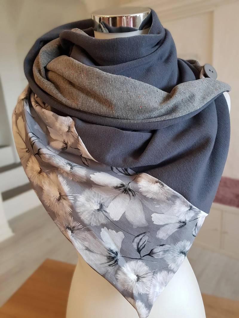 Wickelschal Aus Jersey Und Sweat in Verschiedenen Grautönen Mit Blumen von SchenkenoderBehalten