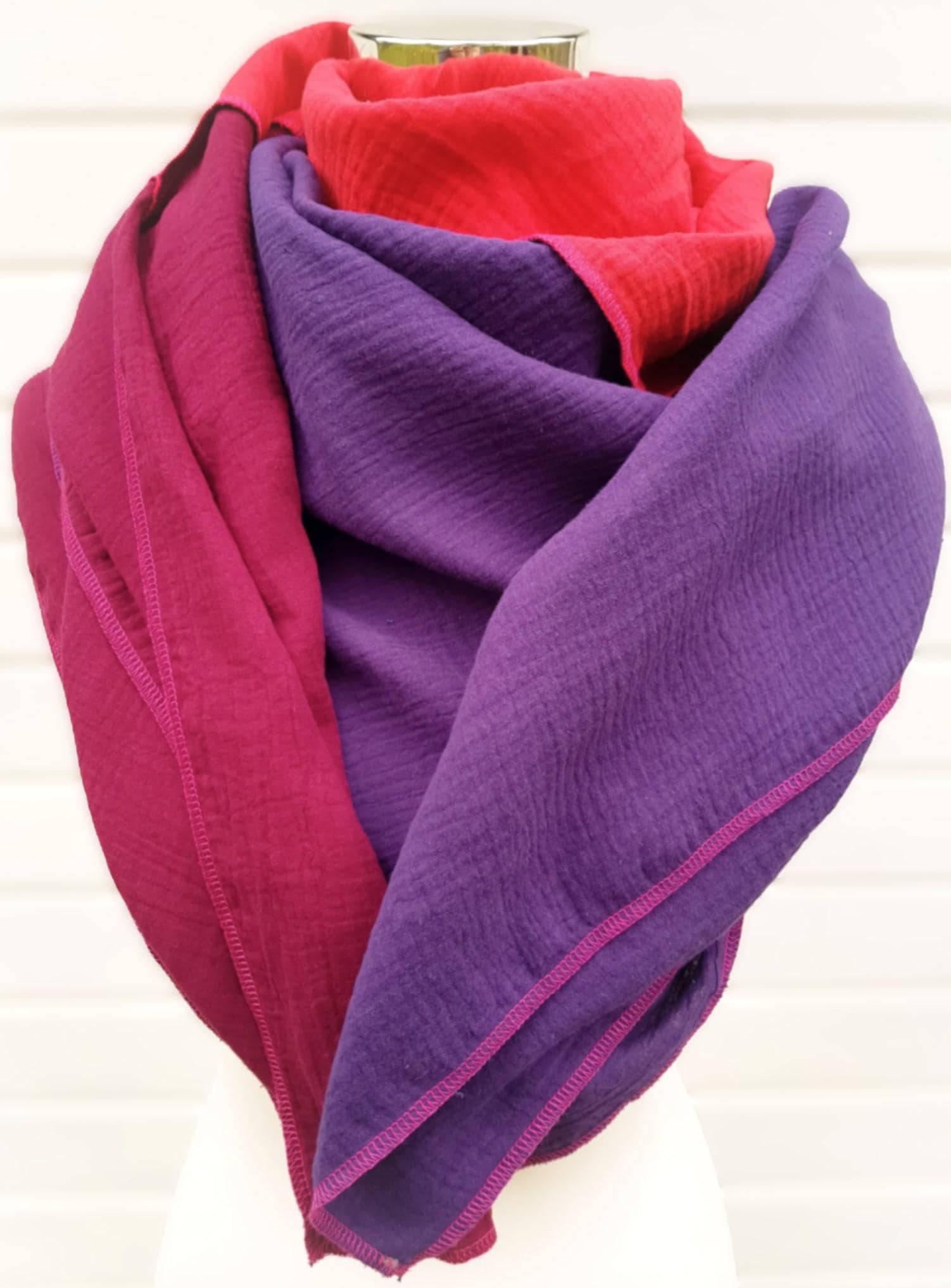 xxl Schal Aus Baumwolle Für Den Frühling in Rot, Lila Und Bordeaux von SchenkenoderBehalten