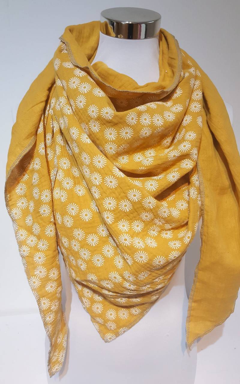 xxl-Schal Aus Musselin in Gelb Mit Blumen Für Frühjahr/Herbst von SchenkenoderBehalten
