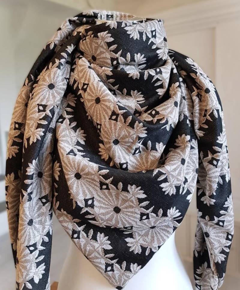 xxl-Schal Aus Strickjersey in Schwarz Mit Blumenmotiv von SchenkenoderBehalten