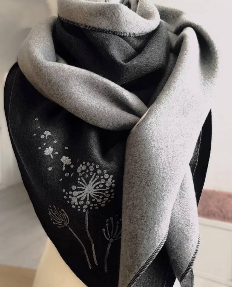 xxl-Schal Aus Wintersweat in Grau Mit Silberfarbenen Pusteblumen von SchenkenoderBehalten