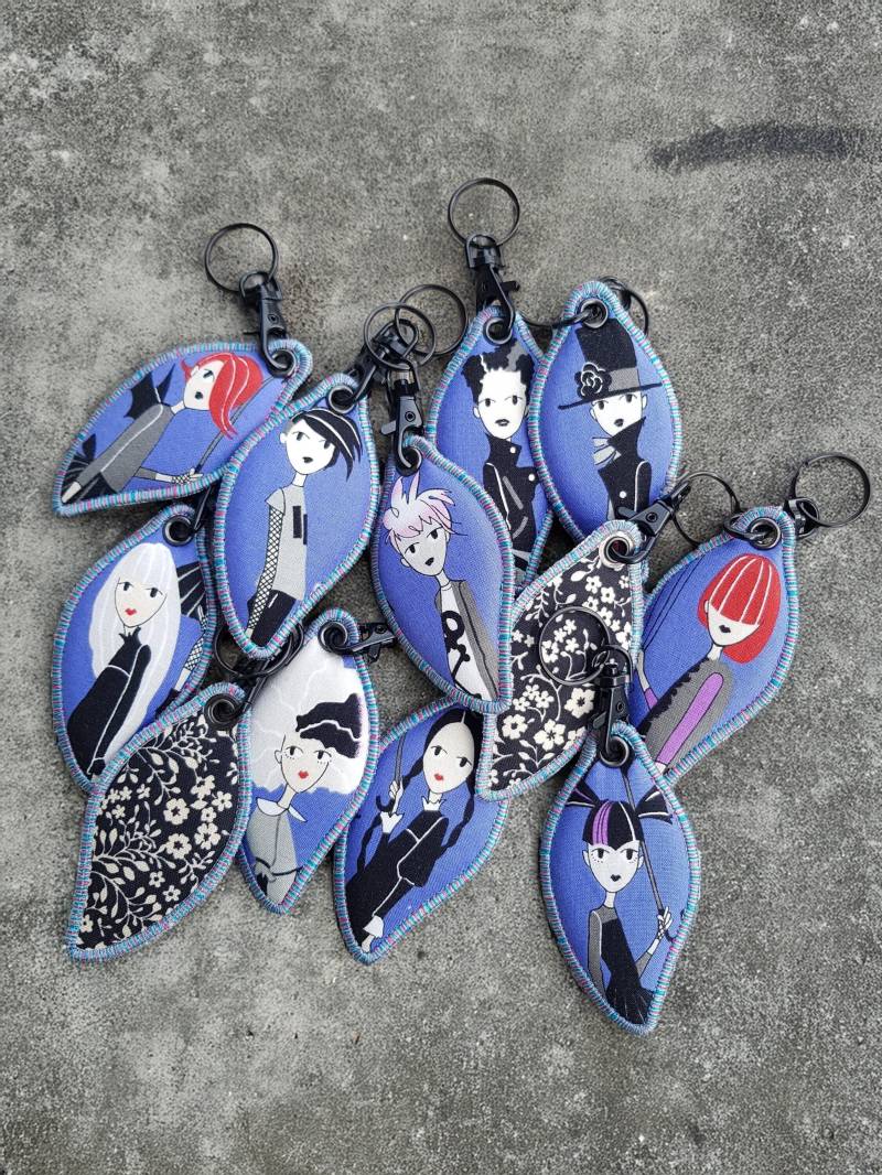 No 7 - 12 -Alexander Henry Going Goth Schlüsselanhänger Ca. 10 X 5 cm von Scherenschwester