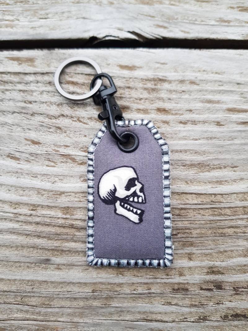Patches By Alex - Schlüsselanhänger " Voodoo Skulls | Alexander Henry 7 X 4 cm ; Tag Form von Scherenschwester