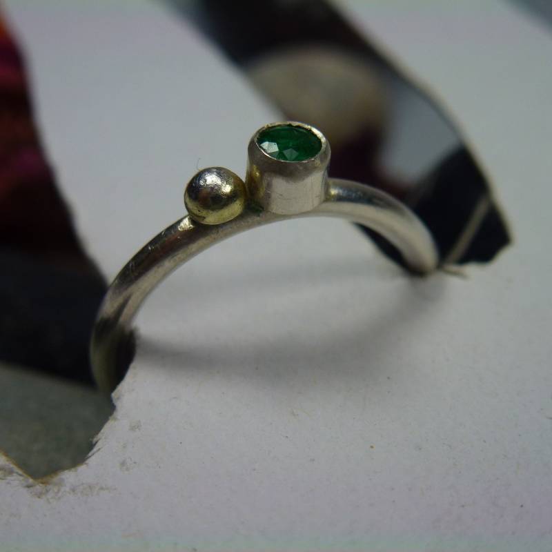 Durch Seine Zeitlose Eleganz Mit Einem Grünen Saphir Ist Ein Wahrer Hingucker. Dieser Fairtrade Silberring Handgefertigt Durch Seine Zeitlose Eleganz Mit Einem Grünen Saphir Ist Ein Wahrer Hingucker. Dieser Fairtrade Silberring Handgefertigt von ScherkSchmuck