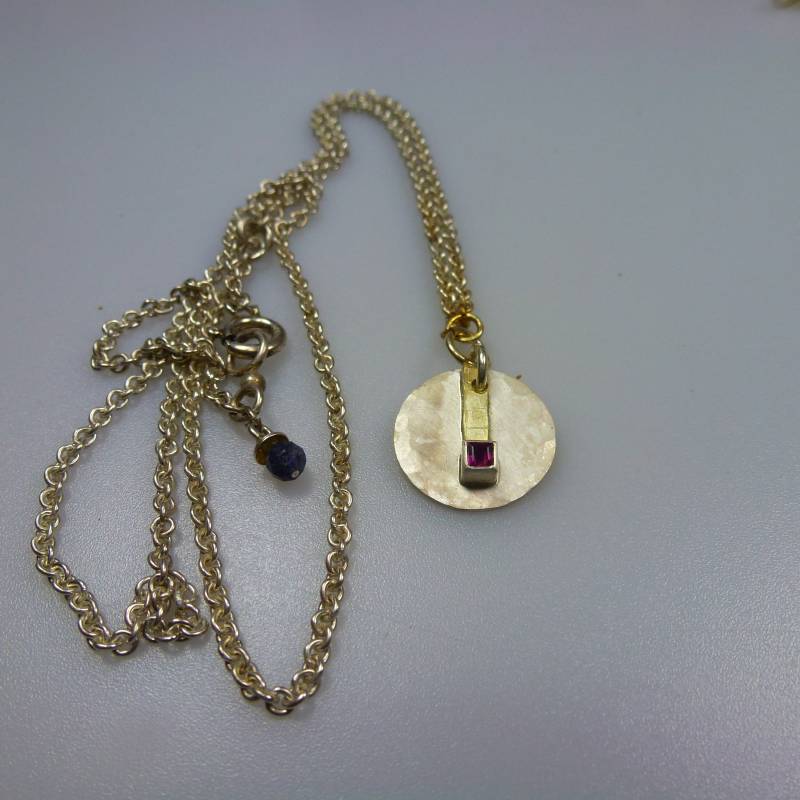 Handfertigte Halskette Mit Einem Bicolor Anhänger Und Ein Roter Kleinerrubin, Aus Fairtrade Material Gearbeitet. Ein Echtes Unikat Handfertigte Halskette Mit Einem Bicolor Anhänger Und Ein Roter Kleinerrubin, Aus Fairtrade Material Gearbeitet. Ein Echtes Unikat von ScherkSchmuck