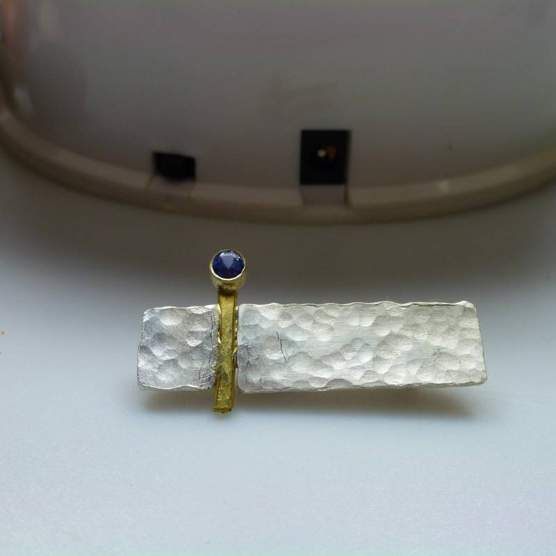 Handgefertigte, Strukturierte Silberbrosche Mit 14Ct Gold Und Einem Edelstein von ScherkSchmuck