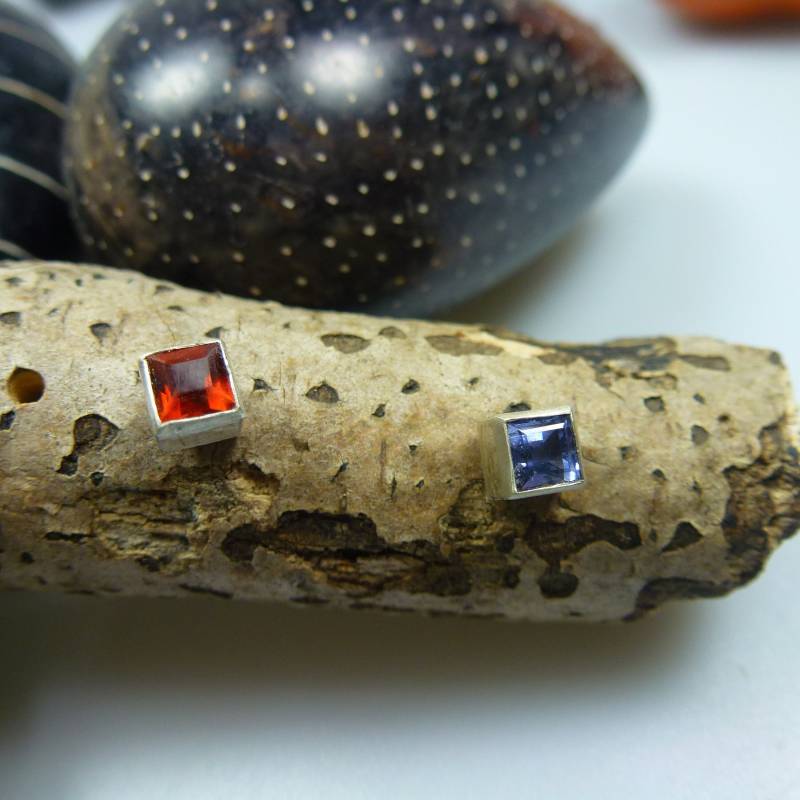 Ohrstecker, Handgefertigt, Mit Zwei Verschiedenen Edelsteinen in Einer Silberfassung Ohrstecker, Handgefertigt, Mit Zwei Verschiedenen Edelsteinen in Einer Silberfassung von ScherkSchmuck