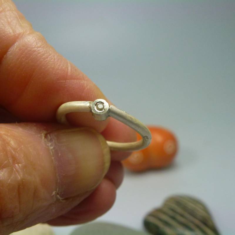 Zarter Fairtrade Silberring Mit Einen Kleinen Diamanten Zarter Fairtrade Silberring Mit Einen Kleinen Diamanten von ScherkSchmuck