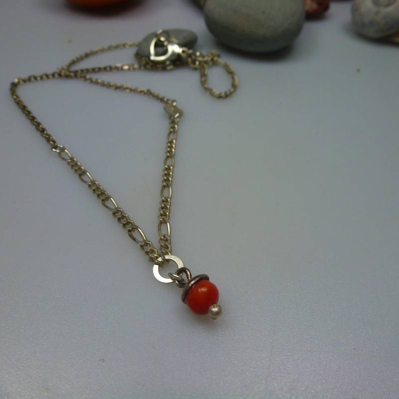Zusammengesetzte Elemete Aus Silber Mit Einer Korallen Perle Zusammengesetzte Elemete Aus Silber Mit Einer Korallen Perle von ScherkSchmuck