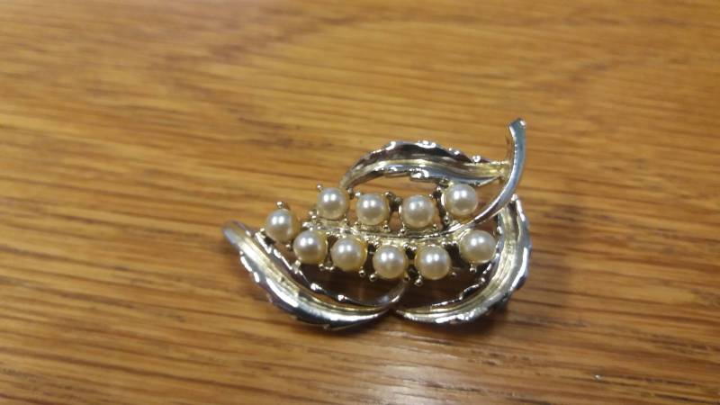 Faux Perle Silvertone Winter Blatt Brosche - Kitsch Schicke Boho Stück Weihnachten von SchickSchmuckStore