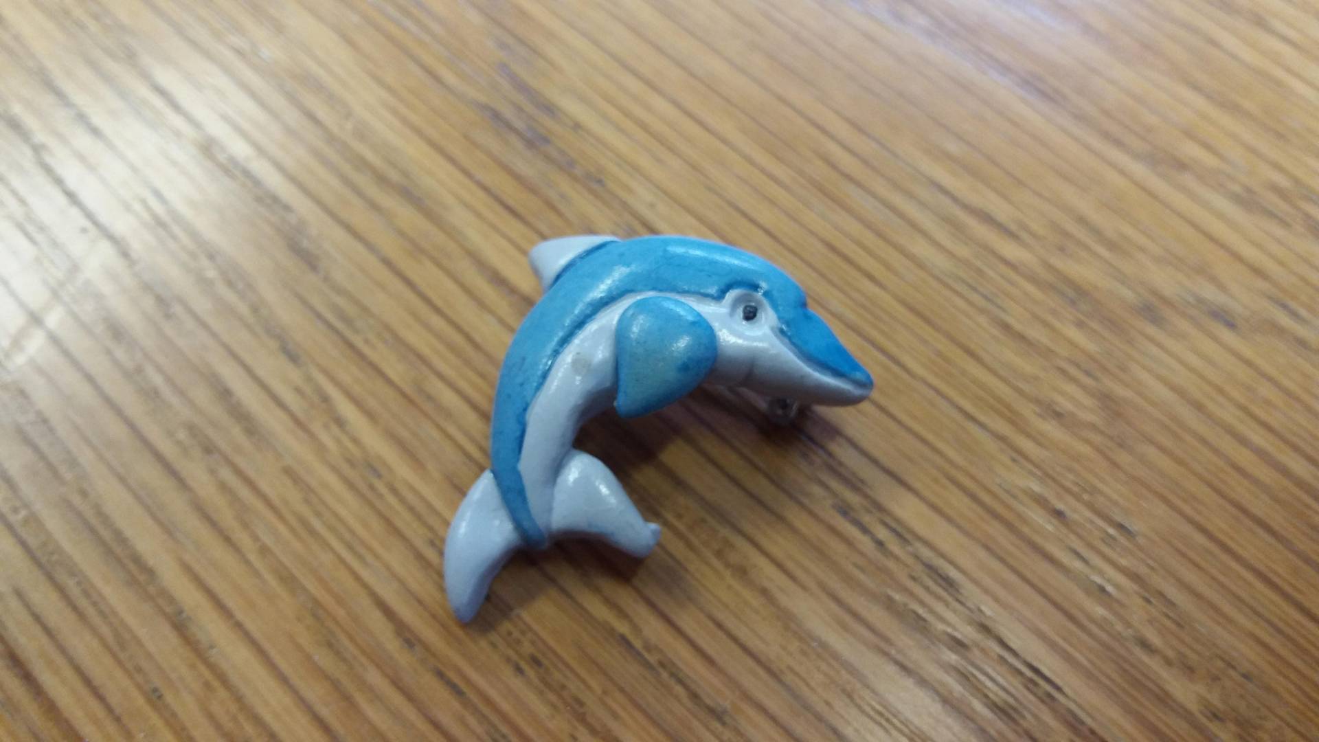 Kunststoff Delfins Abzeichen - Kitsch Schicke Boho Pescara Italy Tier-Abzeichen von SchickSchmuckStore