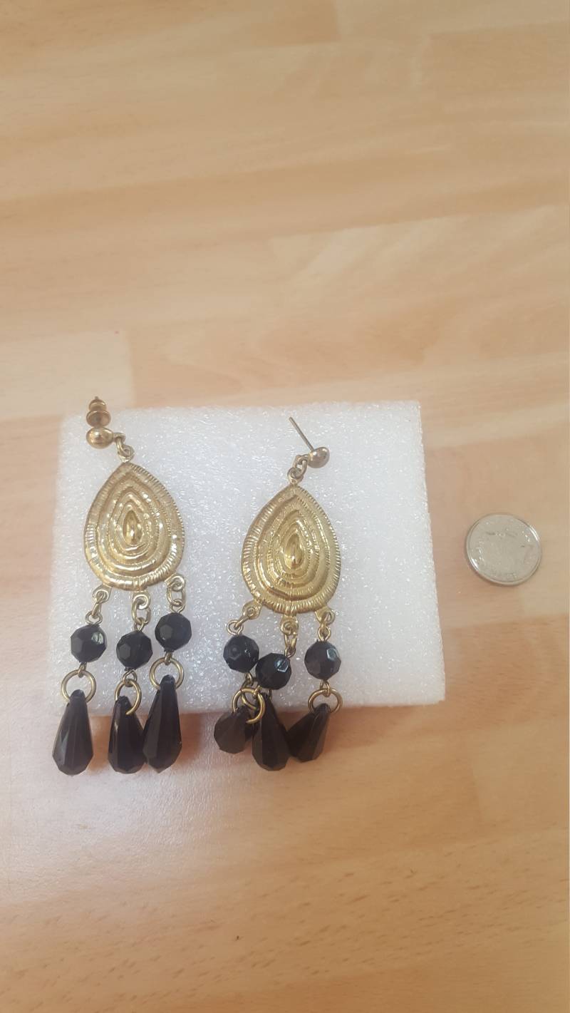 Vintage Afrikanisch Inspirierte Schild Goldtone Dangle Ohrringe Stammes-Kitsch Schicke Boho Home Retro-Federschrank von SchickSchmuckStore