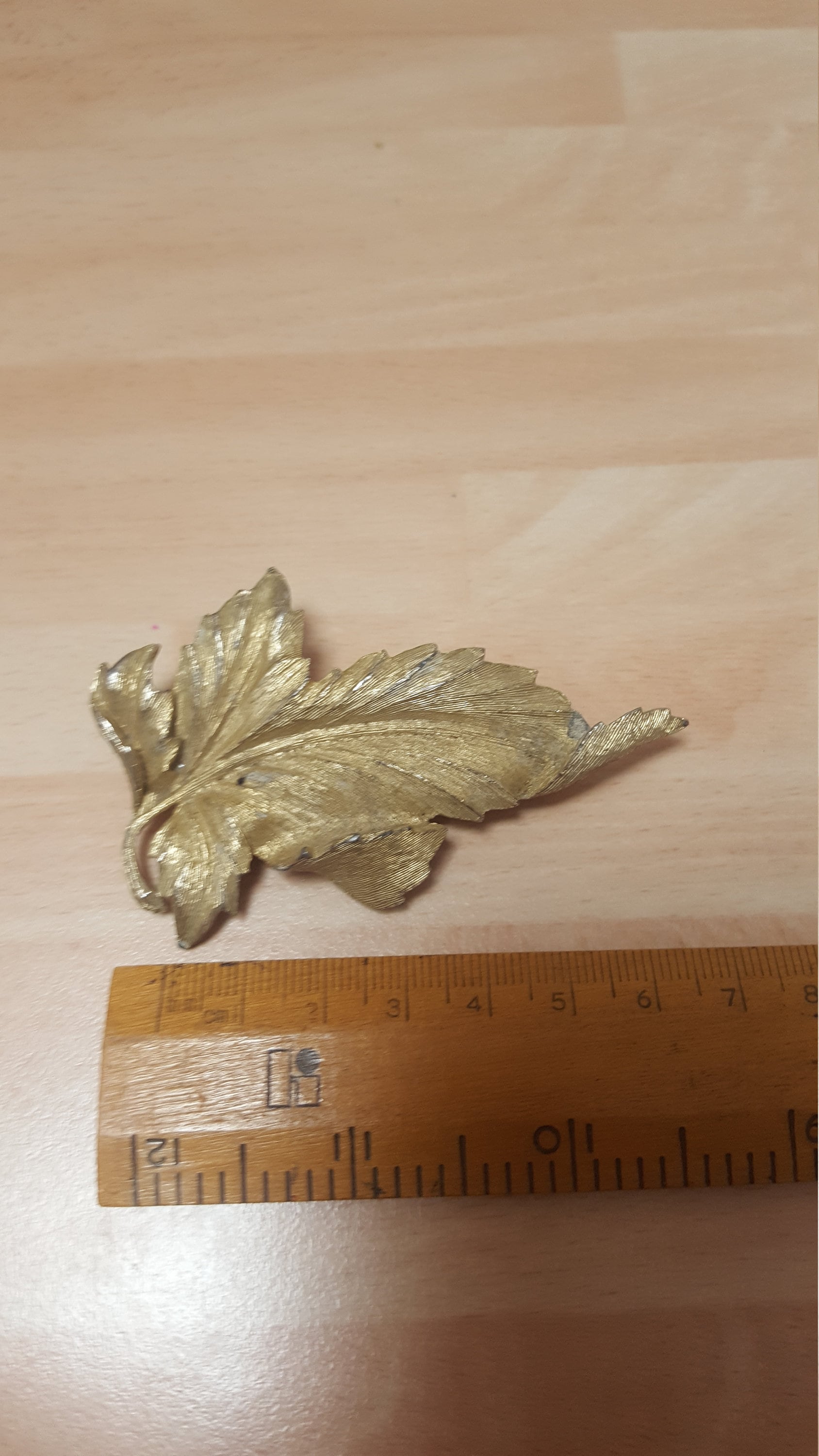 Vintage Goldfarbenes Blatt Brosche Großes Kitschstück-Antiquitätenplanet Erde Garten Boho von SchickSchmuckStore