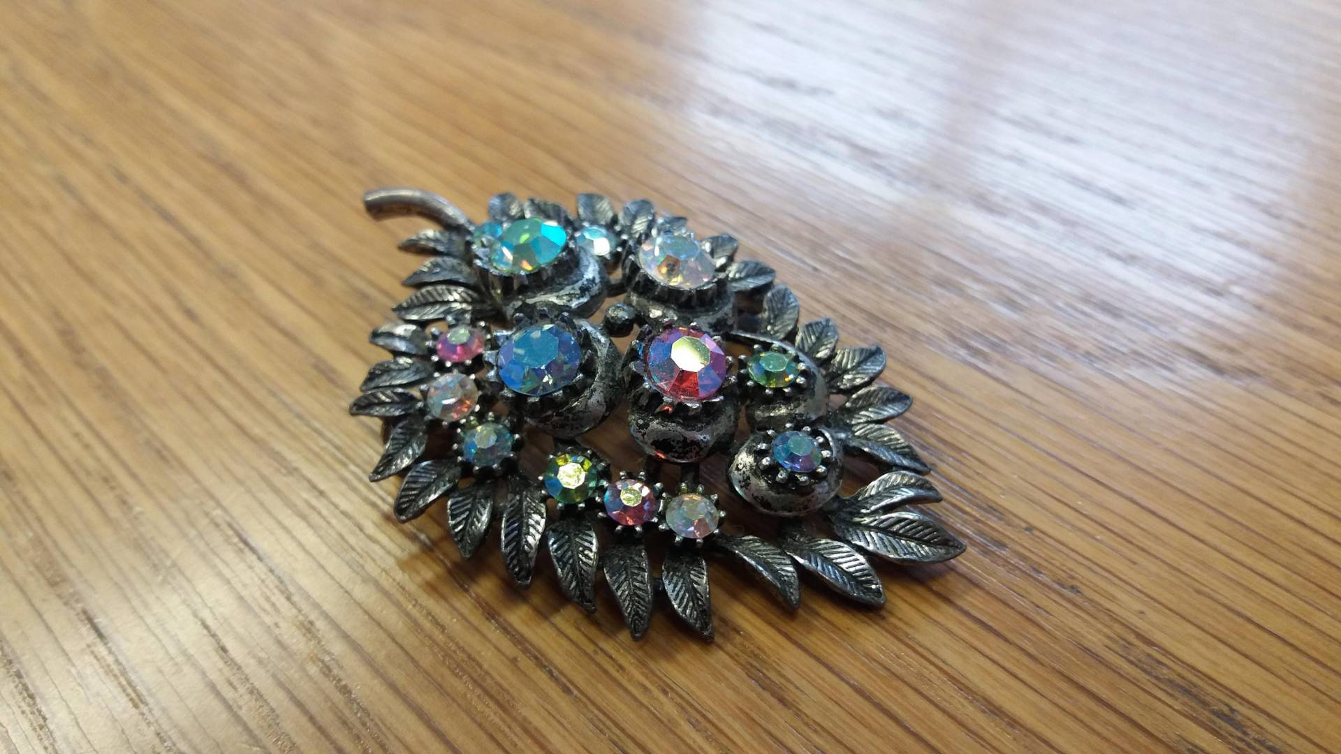 Vintage Schwarze Blatt Glas Stein Brosche - Kitsch Schicke Boho Alpine Stück von SchickSchmuckStore