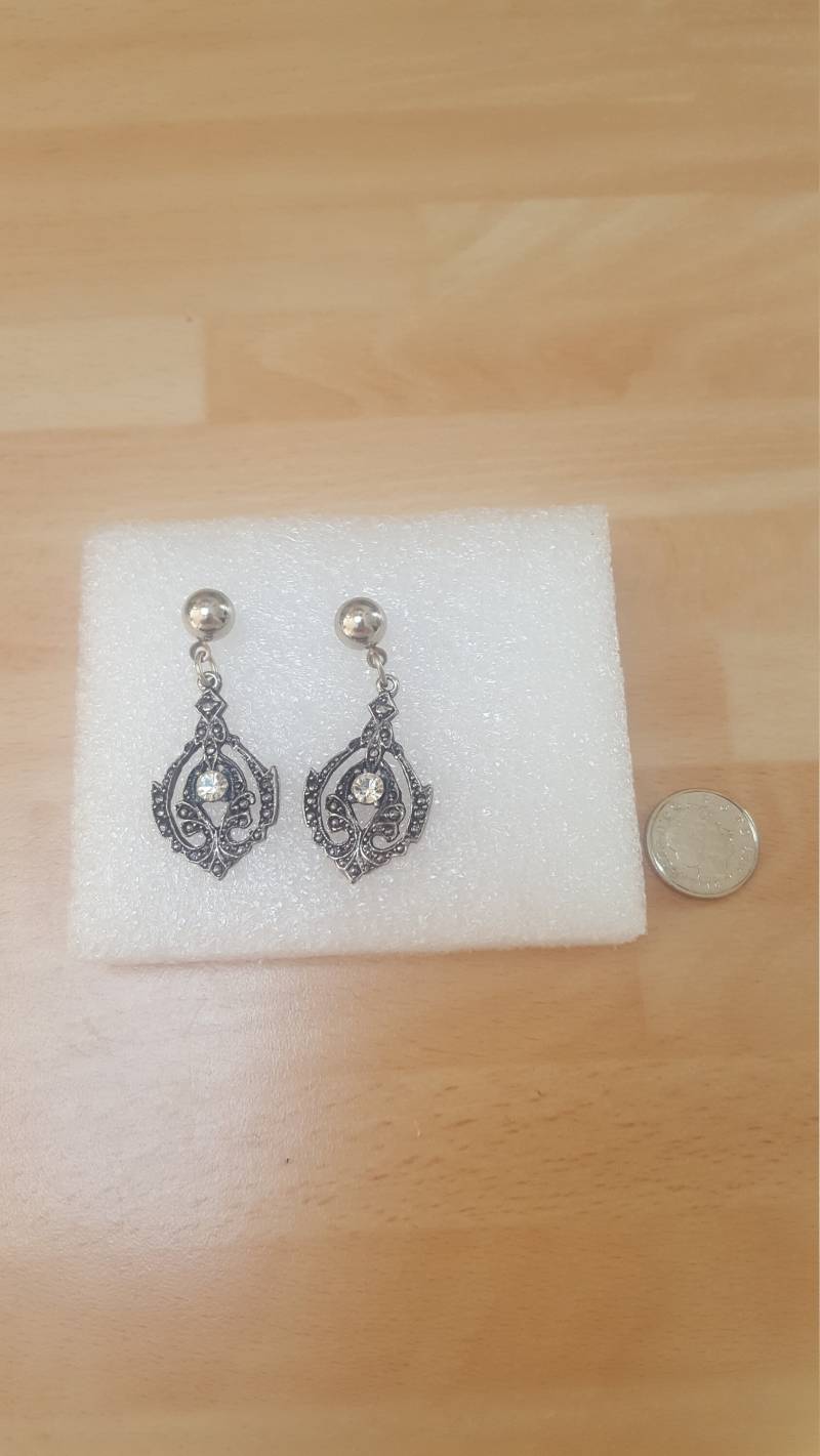 Vintage Victorian Inspirierte Dangle Ohrringe Gothic Design Kitsch Schicken Frühschrank von SchickSchmuckStore