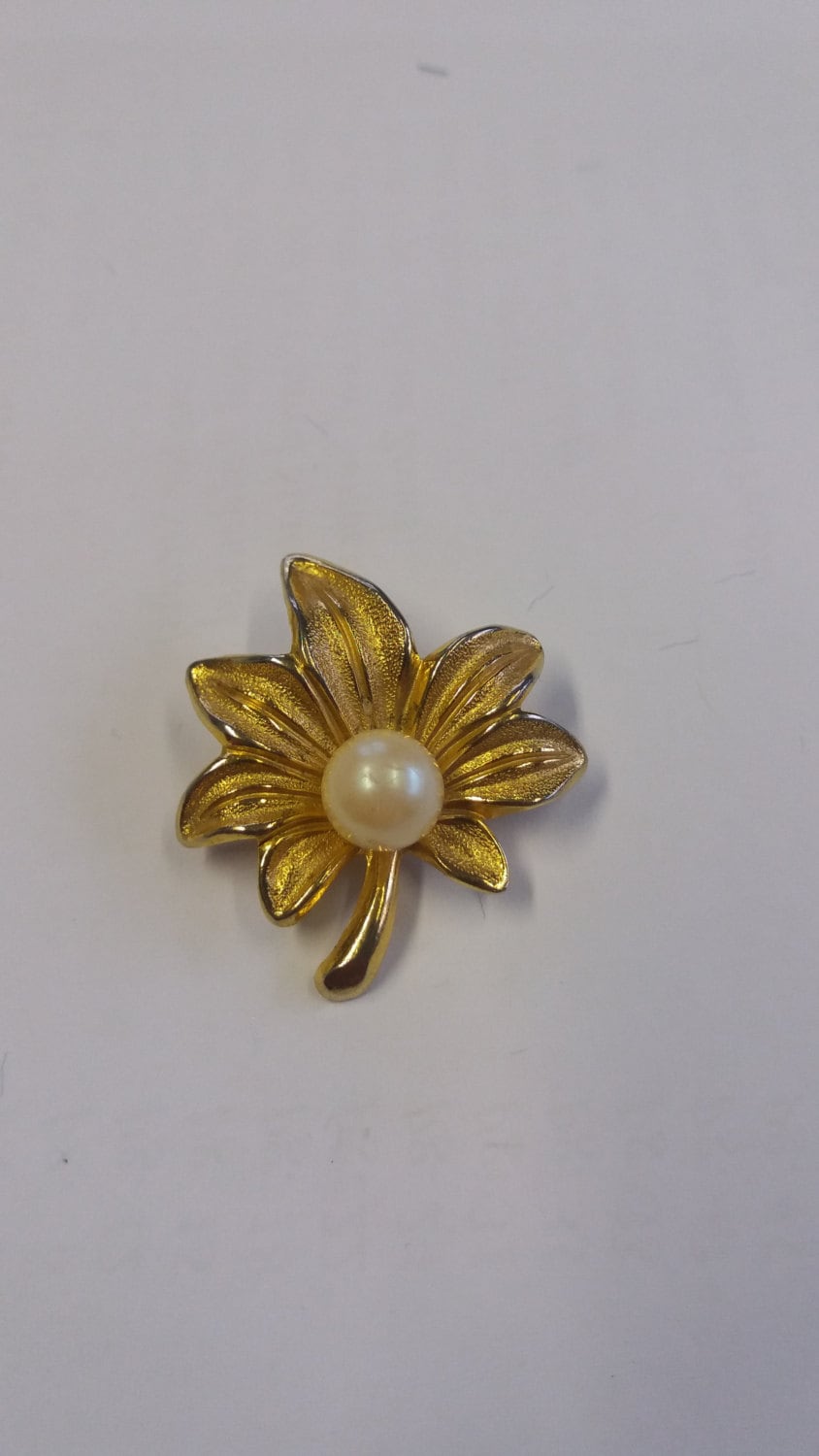 Weinlesegoldtone Faux Perle Blume Brosche - Schicke Kitsch Vintage Frühling 2017 von SchickSchmuckStore
