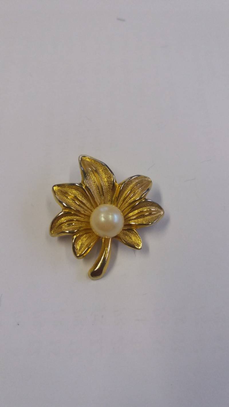 Weinlesegoldtone Faux Perle Blume Brosche - Schicke Kitsch Vintage Frühling 2017 von SchickSchmuckStore