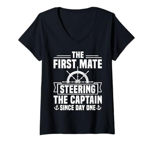 Damen The First Mate Steering The Captain Since Day One T-Shirt mit V-Ausschnitt von Schiff Erster Offizier Design Idee
