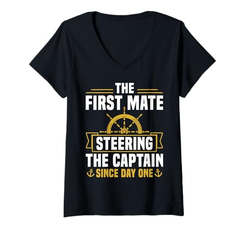 Damen The First Mate Steering The Captain Since Day One T-Shirt mit V-Ausschnitt von Schiff Erster Offizier Design Idee