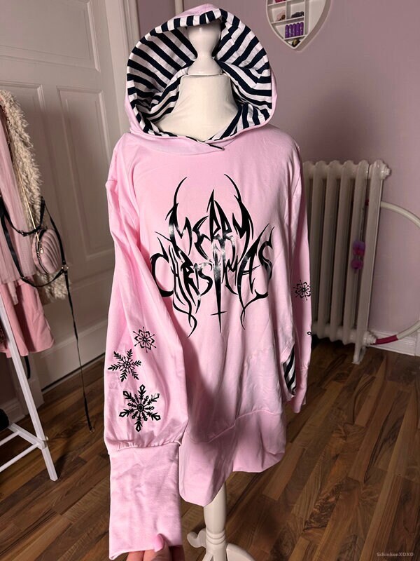 Langer Kapuzenpullover Merry Christmas Metal Logo von SchinkenXOXO