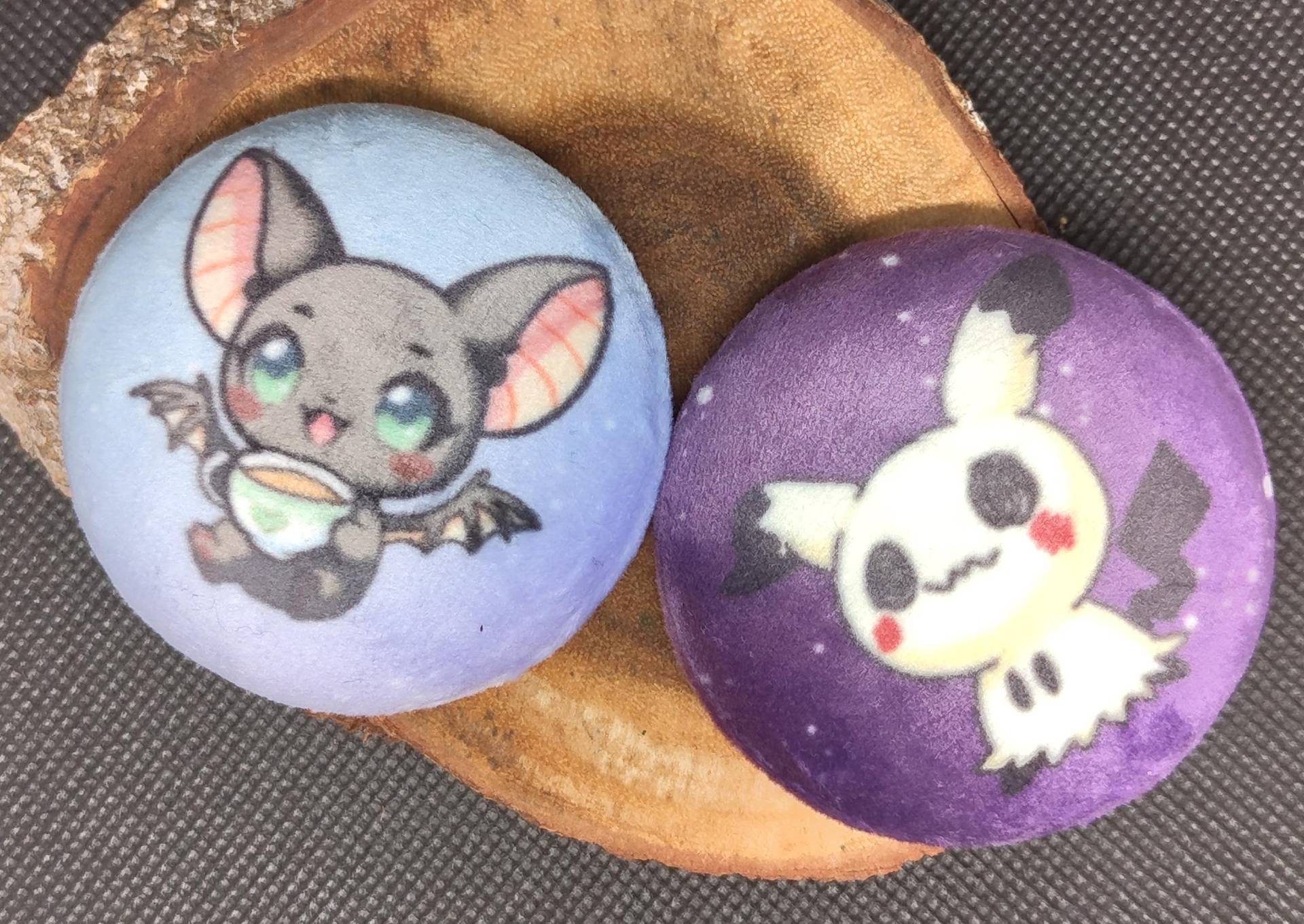 Plüschbutton Mimikyu Und Fledermaus Plüschbutton Mimikyu Und Fledermaus von Schisoka