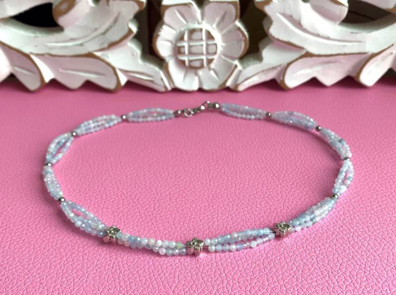 Aquamarin in Zart Hellblauer Farbe, Dreireihige Kette Aus Perlen 2mm Mit Funkelnden Facetten; Silberne Blüten von SchlesierDesigns