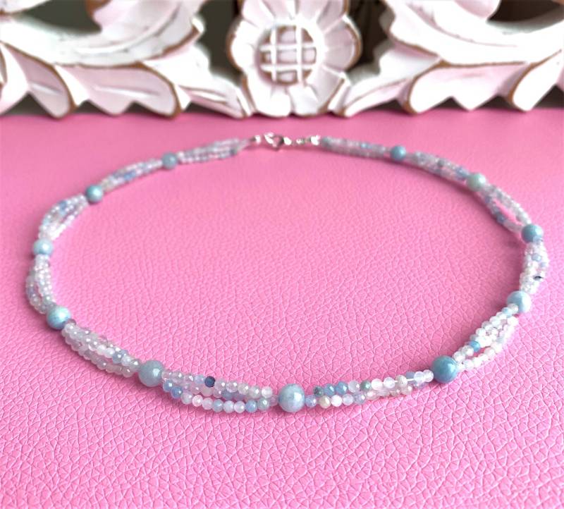 Aquamarin in Zart Hellblauer Farbe, Dreireihige Kette Aus Perlen 2mm Mit Funkelnden Facetten Und Aquamarinperlen 6mm von SchlesierDesigns