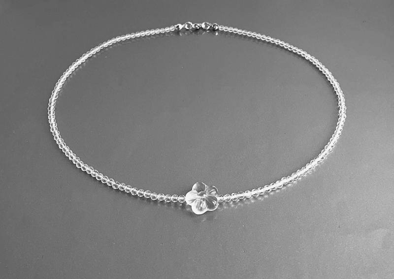Bergkristall, Kette Aus Perlen Mit Facetten 3mm Und Eine Bergkristallblüte | Brasilien von SchlesierDesigns