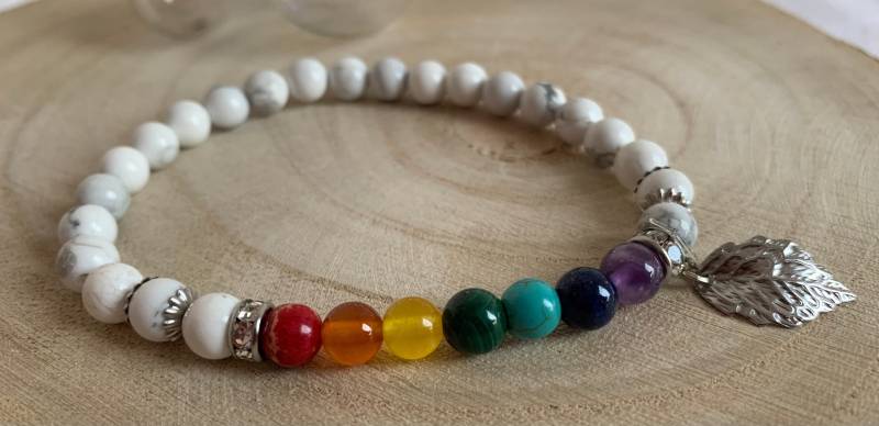 Chakra Armband Howlith Mit Edelsteinperlen in Den Farben Der 7 Chakren 6 Mm von SchlesierDesigns