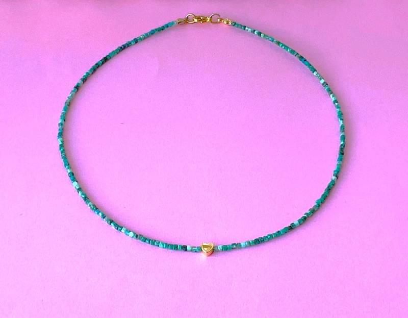 Chrysokoll Aa | Fundort Usa Kleine Glitzernde Geschliffene Würfel Mit Zierlichem Vergoldeten Herz Chrysokoll Aa | Fundort Usa Kleine Glitzernde Geschliffene Würfel Mit Zierlichem Vergoldeten Herz von SchlesierDesigns