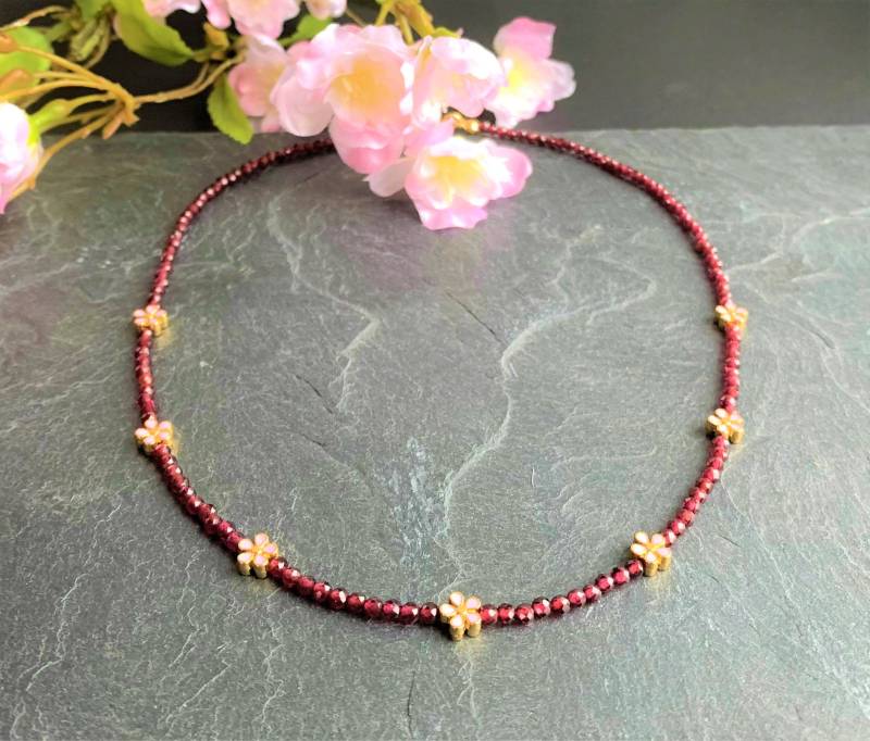 Dunkelroter Granat | Ungefärbt, Kette Aus Facettierten Perlen Mit Emaillierten Goldblüten Blütenzahl Wählbar von SchlesierDesigns