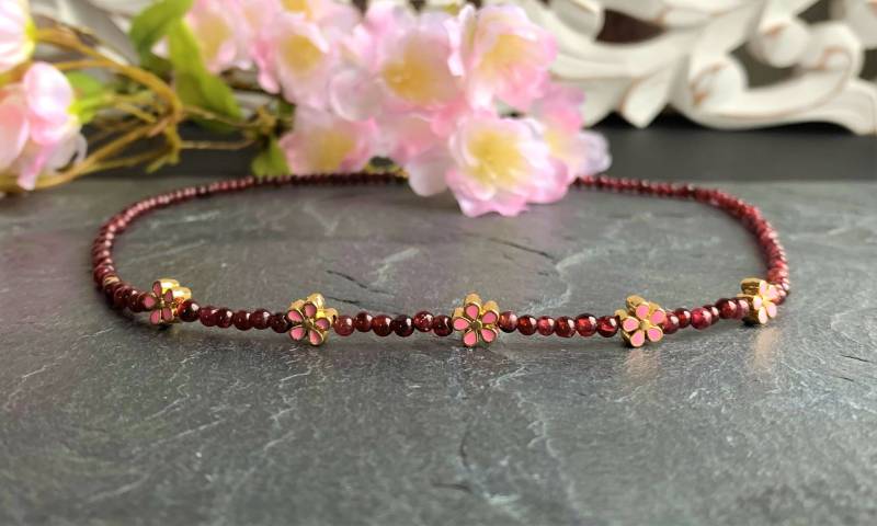 Dunkelroter Granat | Ungefärbt, Kette Aus Runden Perlen Mit Rosé Emaillierten Goldblüten Blütenzahl Wählbar von SchlesierDesigns