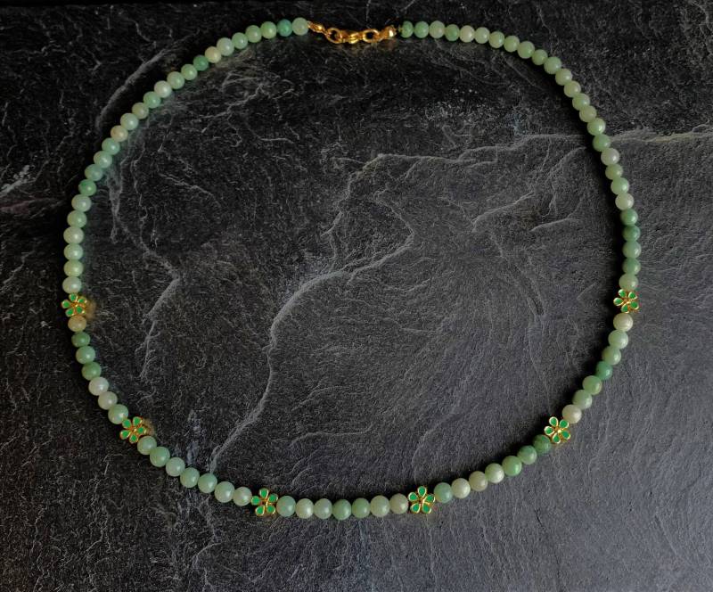 Echte Burma Jade | Jadeit Klasse A, Kette Aus Perlen 4mm Mit Emaillierten Goldblüten Blütenzahl Wählbar von SchlesierDesigns