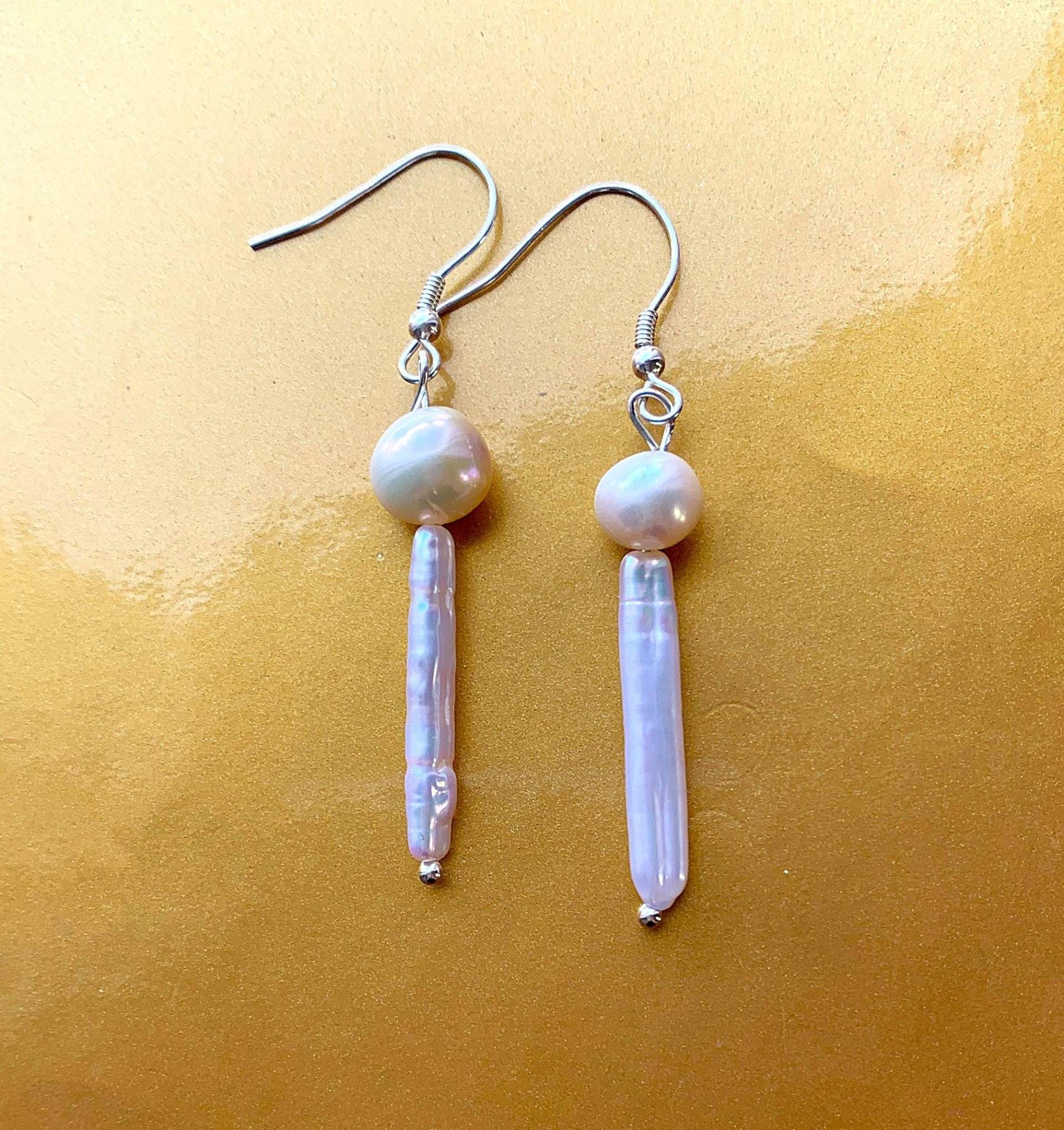 Edle Ohrringe Aus Keshi Barock-Sticks, Einer Zuchtperle Und Sterlingsilber Edle Ohrringe Aus Keshi Barock-Sticks, Einer Zuchtperle Und Sterlingsilber von SchlesierDesigns